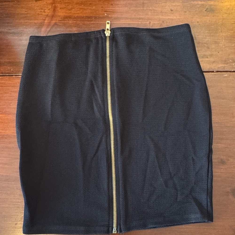 Material Girl Black Textured Pencil Skirt Made in USA - Picture 2 of 3